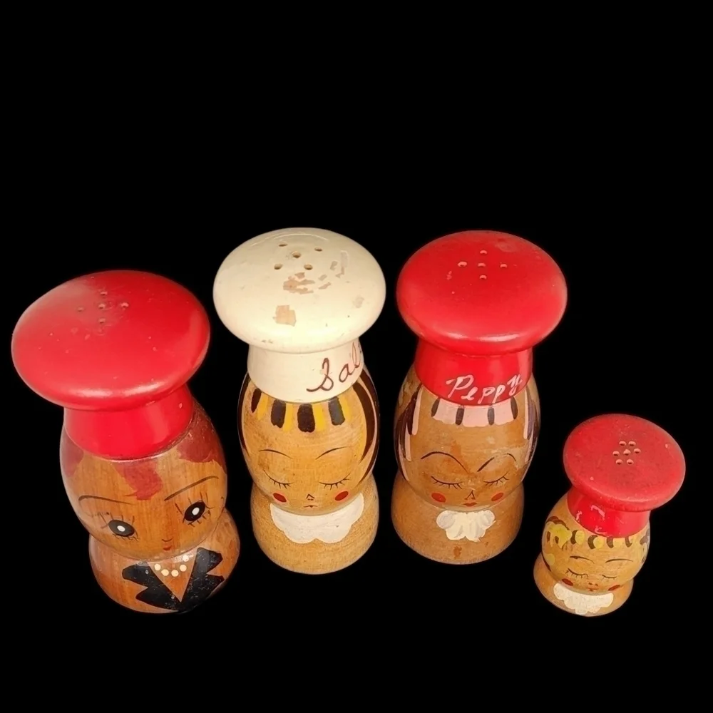4 Vintage 1970's wood chef shakers in various shapes & sizes. Made in Ja…